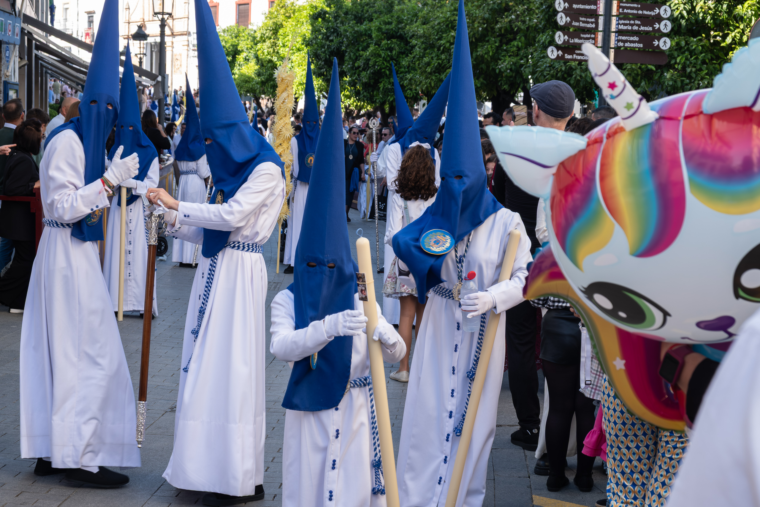 Nazarenos beim Warten – ein Kind mit Einhorn-Ballon bricht das Bild